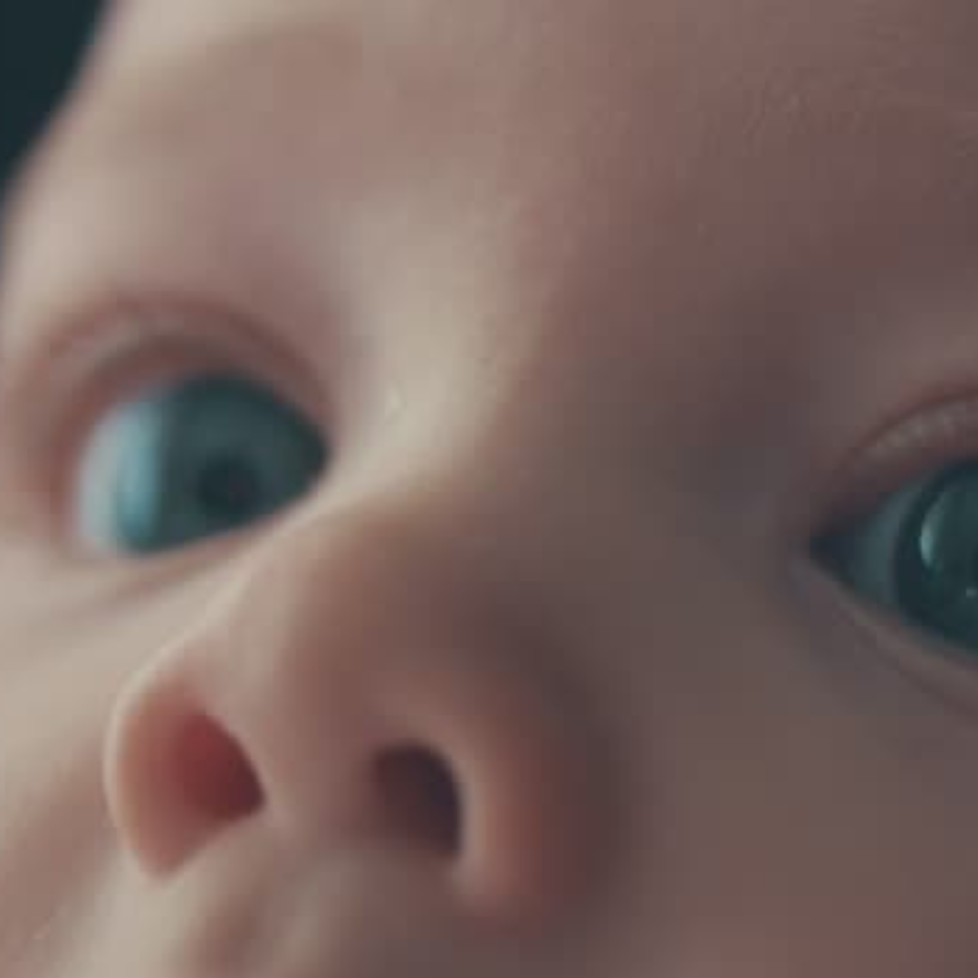 Pourquoi les bébés ont le nez retroussé ?
